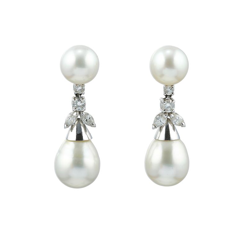 Orecchini pendenti con perle coltivate e diamanti  - Asta Fine Jewels - Cambi Casa d'Aste