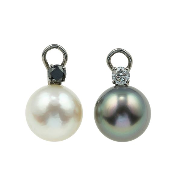 Giorgio Armani. Orecchini con perla coltivata bianca e nera e diamanti