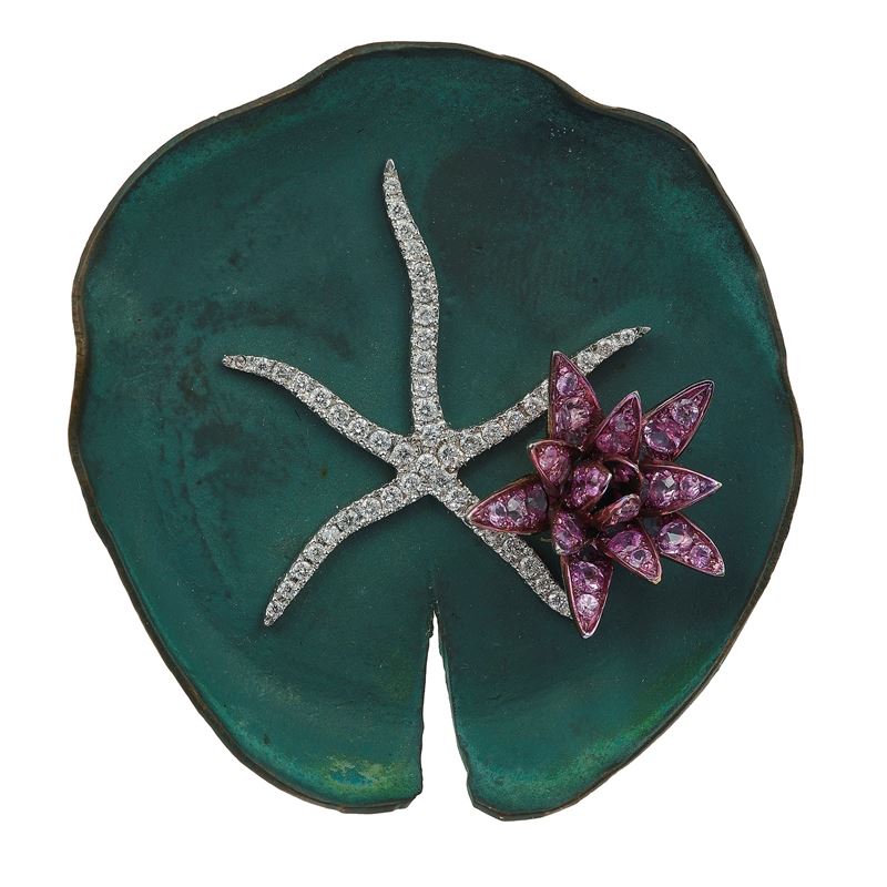 Fabio Salini. Orecchino spaiato "Ninfea", smalto, diamanti e zaffiri rosa  - Asta Gioielli - Cambi Casa d'Aste