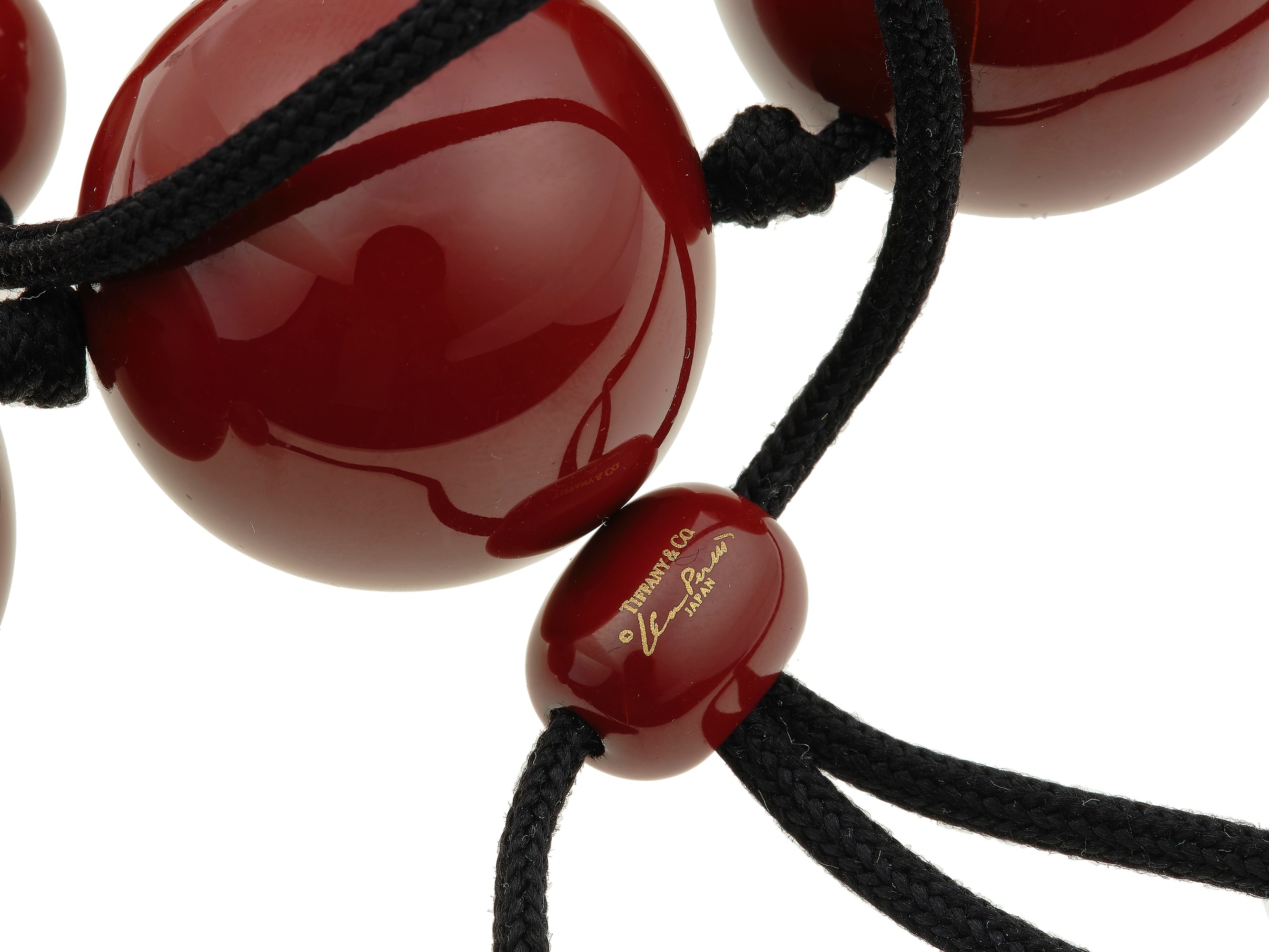 Elsa Peretti for Tiffany & Co., girocollo “Sphere” in lacca marrone su supporto in legno