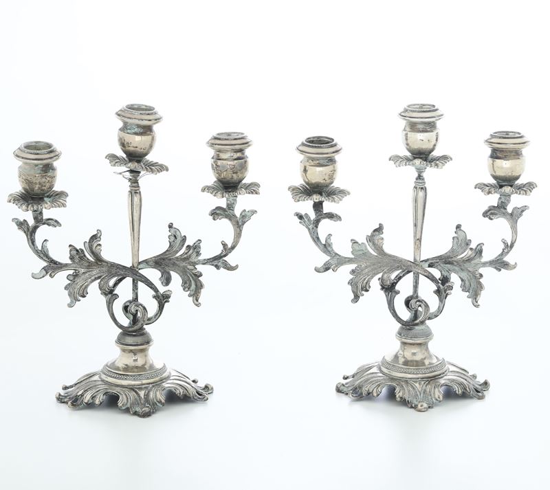 Coppia di candelabri a tre fiamme. Argenteria italiana del XX secolo (apparentemente privi di punzonatura)  - Auction Silverware - Cambi Casa d'Aste