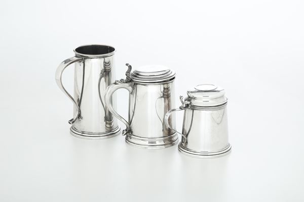 Tre tankard. Argenteria milanese del XX secolo, uno argentiere Miracoli e due Genazzi