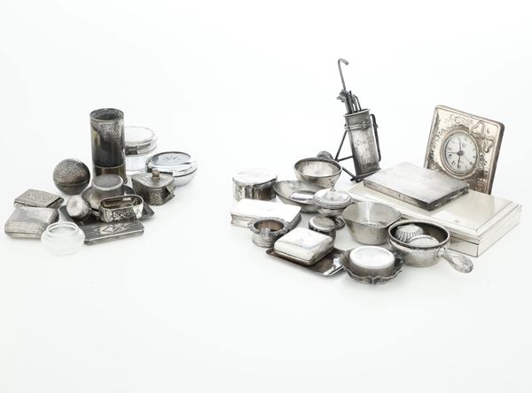 Lotto di piccoli oggetti in argento e non