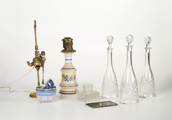 Lotto di bottiglie in vetro e ceramiche