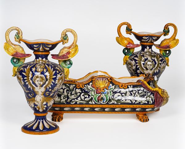 Coppia di vasi e centrotavola. Italia centrale, prima metà del XX secolo.