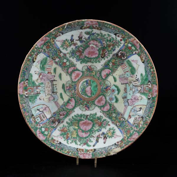 Piatto in porcellana Famiglia Rosa con scene di vita comune e vegetale entro riserve, Cina, Dinastia Qing, XIX secolo