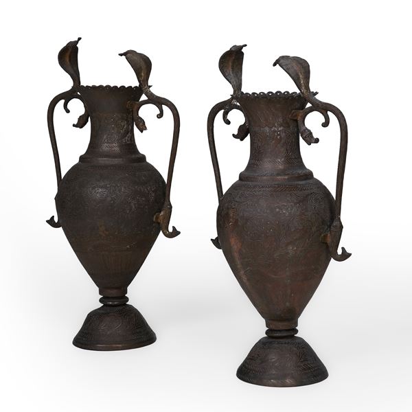 Coppia di vasi biansati in rame