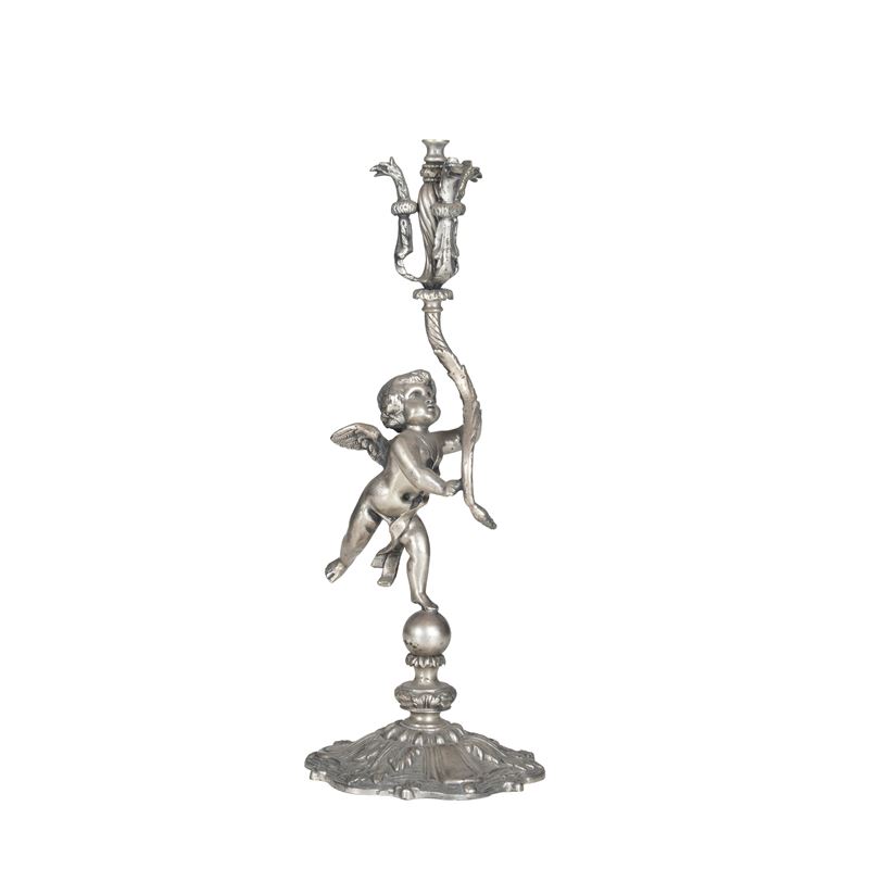 Candelabro in metallo con fusto a putto che regge una cornucopia  - Asta Antiquariato - Cambi Casa d'Aste