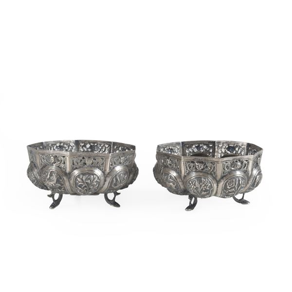 Coppia di ciotole in metallo sbalzato e traforato