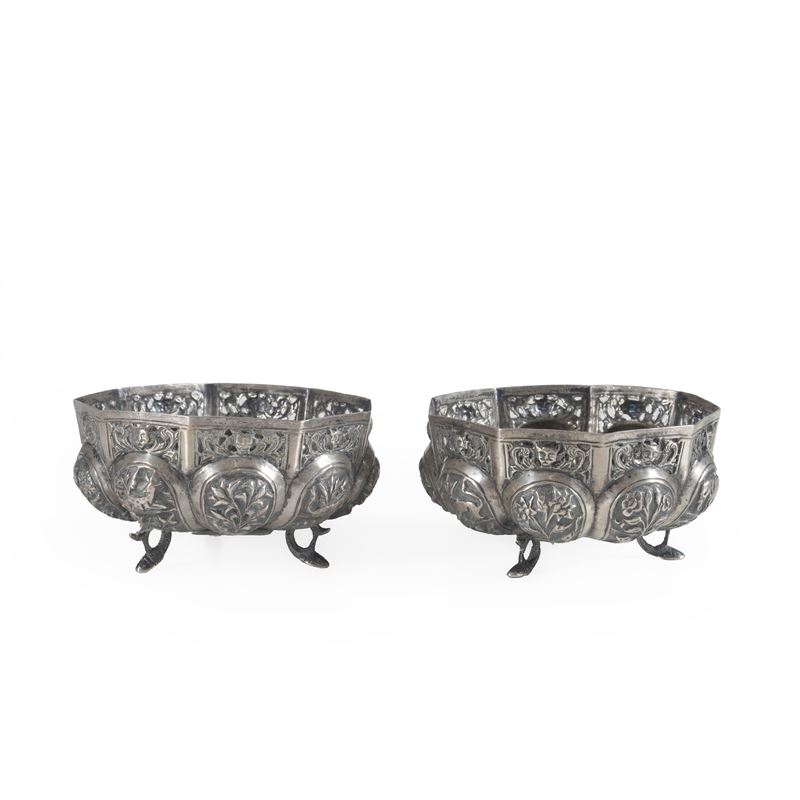 Coppia di ciotole in metallo sbalzato e traforato  - Asta Antiquariato - Cambi Casa d'Aste
