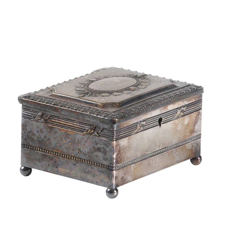 Scatola in metallo argentato con coperchio incernierato  - Auction Antiquariato - Cambi Casa d'Aste