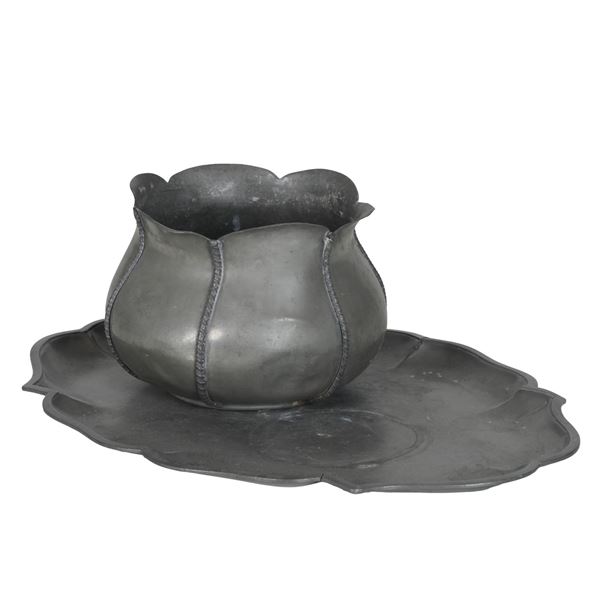 Ciotola con vassoio in peltro. XX secolo