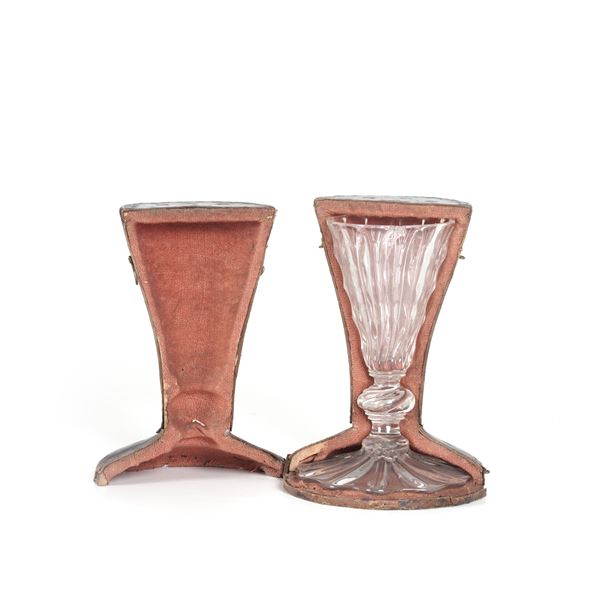 Calice in vetro entro custodia in pelle