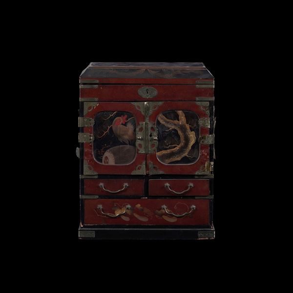 Portagioie in legno laccato raffigurante gallo con decori a motivi vegetali, Cina, Dinastia Qing, XIX secolo