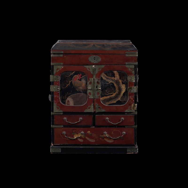 Portagioie in legno laccato raffigurante gallo con decori a motivi vegetali, Cina, Dinastia Qing, XIX secolo  - Asta Antiquariato - Cambi Casa d'Aste