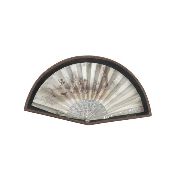 Ventaglio in seta con stecche in madreperla. Fine XIX-inizi XX secolo