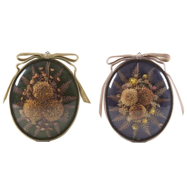 Coppia di medaglioni con composizioni floreali sotto vetro