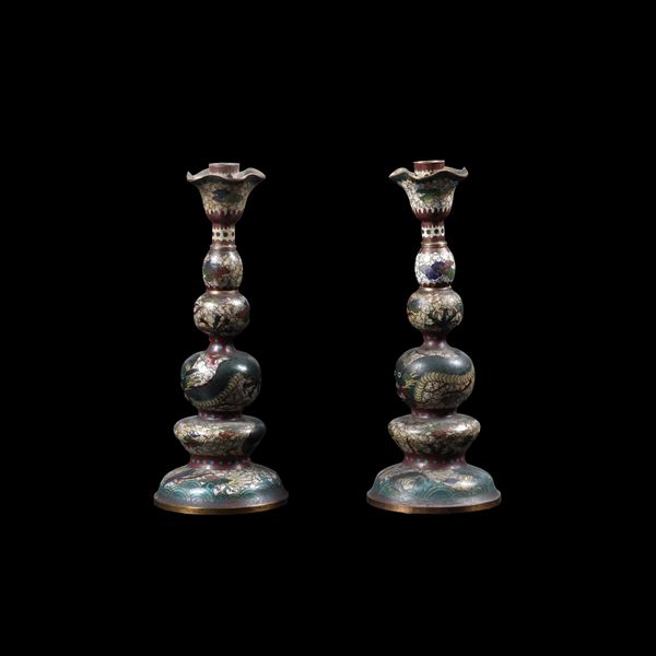 Coppia di candelabri a smalti policromi cloissoné raffigurante draghi, Cina, XX secolo