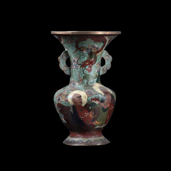 Vaso biansato a smalti policromi cloisonné raffigurante saggi e draghi, Giappone, XIX secolo