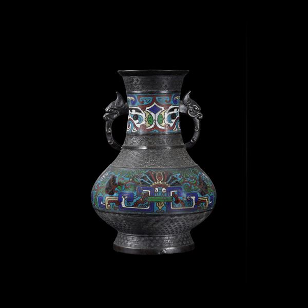 Vaso a smalti policromi cloisonné con decori a motivi geometrici, Cina, XX secolo