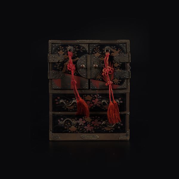 Portagioielli in legno con decori a motivi floreali, Cina, Dinastia Qing, XIX secolo