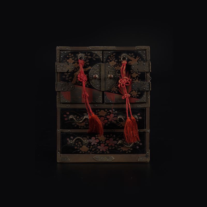 Portagioielli in legno con decori a motivi floreali, Cina, Dinastia Qing, XIX secolo  - Asta Arte Asiatica - Cambi Casa d'Aste