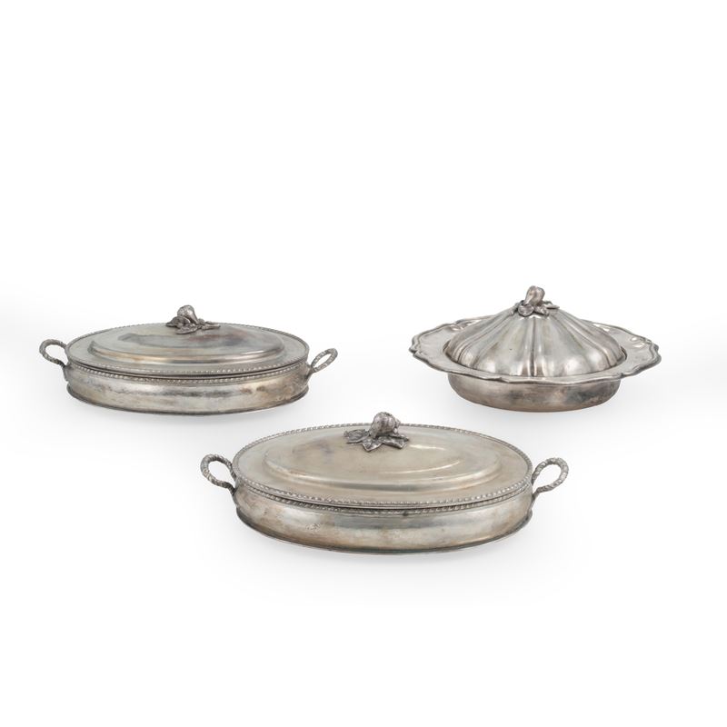 Tre portavivande con coperchio in metallo  - Asta Antiquariato - Cambi Casa d'Aste