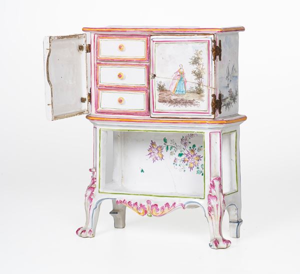 Mobiletto portagioie.  Francia, XX secolo.