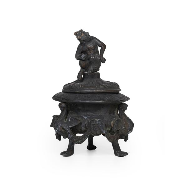 Calamaio in bronzo in stile cinuecentesco