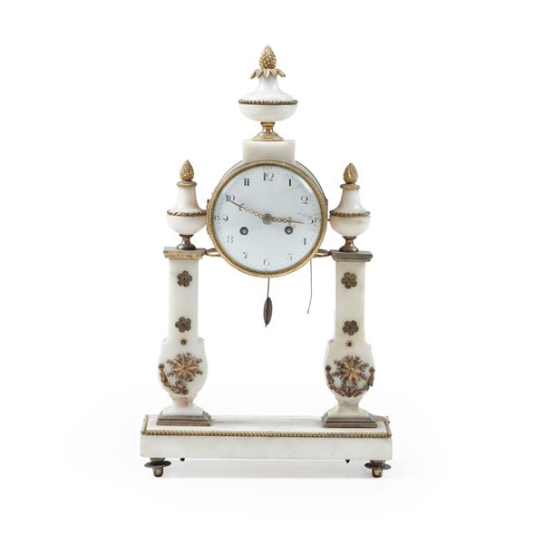 Pendola da tavolo a portico. Francia, XIX secolo