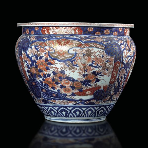 Cachepot in porcellana Imari a decoro vegetale con scene paesaggistiche, Giappone, periodo Meiji (1868-1912)