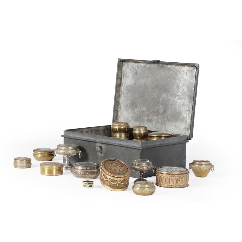 Collezione di 23 tra tabacchiere e altri piccoli contenitori, per lo più in metallo dorato. Fine XIX - inizi XX secolo  - Asta Antiquariato - Cambi Casa d'Aste
