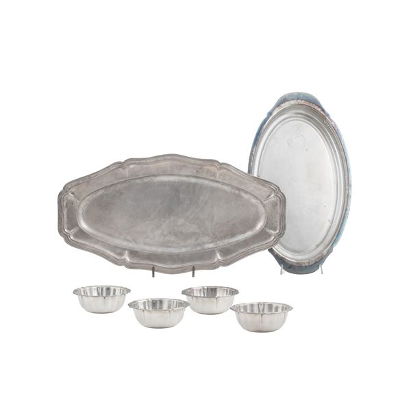 Due vassoi e quattro coppette in metallo