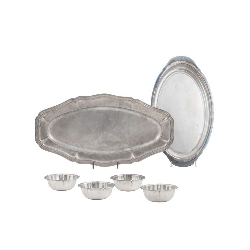 Due vassoi e quattro coppette in metallo  - Asta Antiquariato - Cambi Casa d'Aste