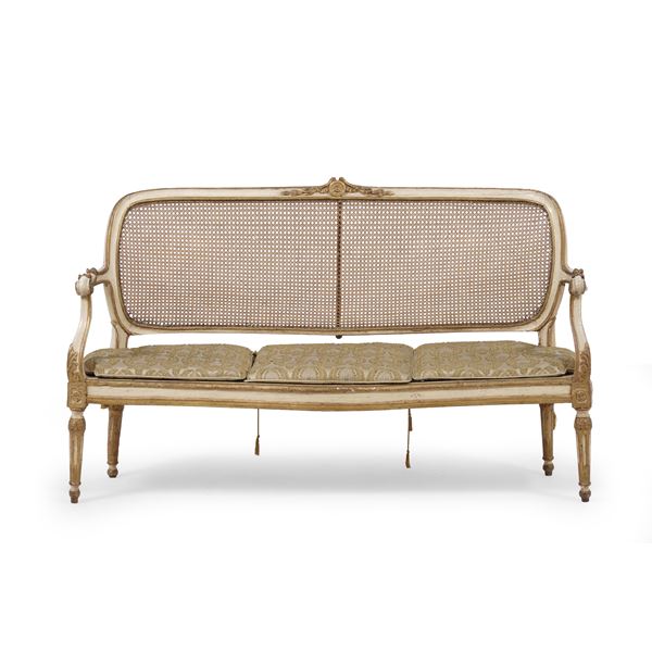 Divano Luigi XVI in legno dipinto e dorato. XIX secolo