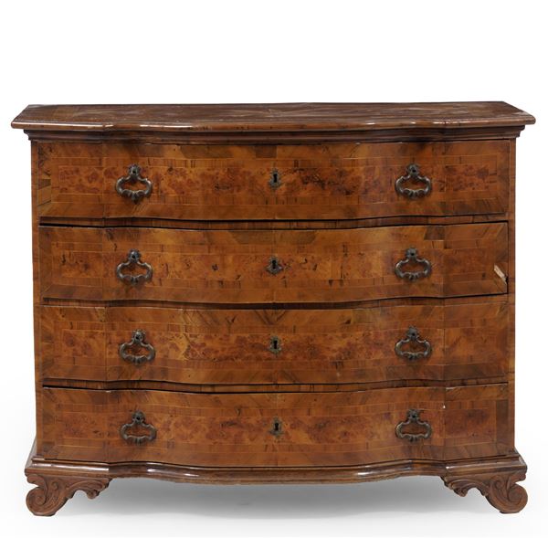 Cassettone lastronato e filettato in radica. XVIII secolo