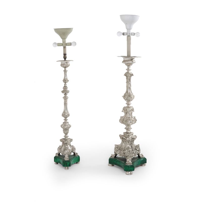 Coppia di grandi candelieri d'altare in metallo argentato. XVIII secolo  - Auction Antiquariato - Cambi Casa d'Aste