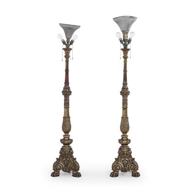 Coppia di Grandi Candelieri in Legno Intagliato e Dorato. XVIII Secolo