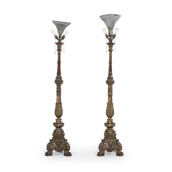 Coppia di grandi candelieri in legno intagliato e dorato. XVIII secolo