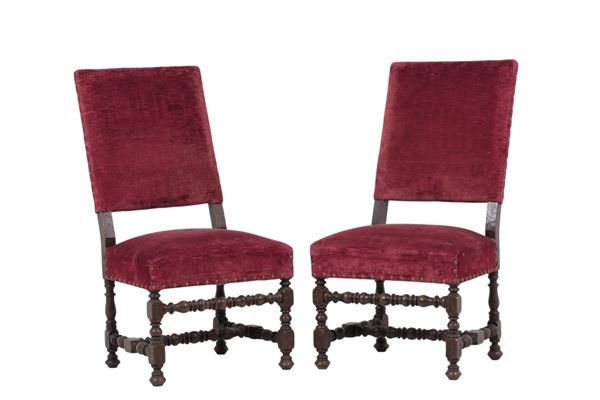 Coppia di seggioloni in noce. XVII secolo