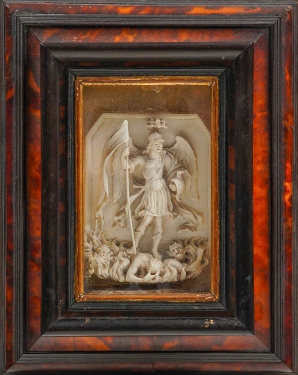 Arcangelo Michele trionfa sui demoni. Arte barocca, Italia o Germania, XVIII secolo. Teca con cornice lastronata in tartaruga (antica ma non coeva)