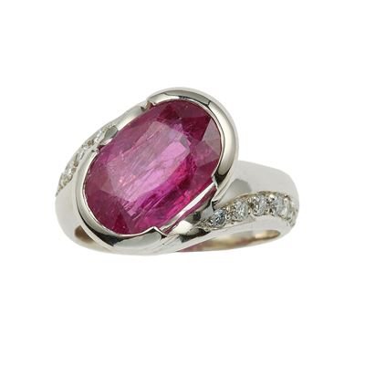 Anello in oro bianco 750, Rubino di origine metamorfica (ct 7,01) e diamanti (ct 0,27)