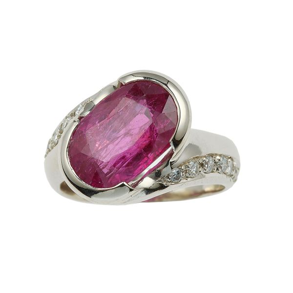 Anello con rubino di origine metamorfica di ct 7.01 e piccoli diamanti per ct 0.27