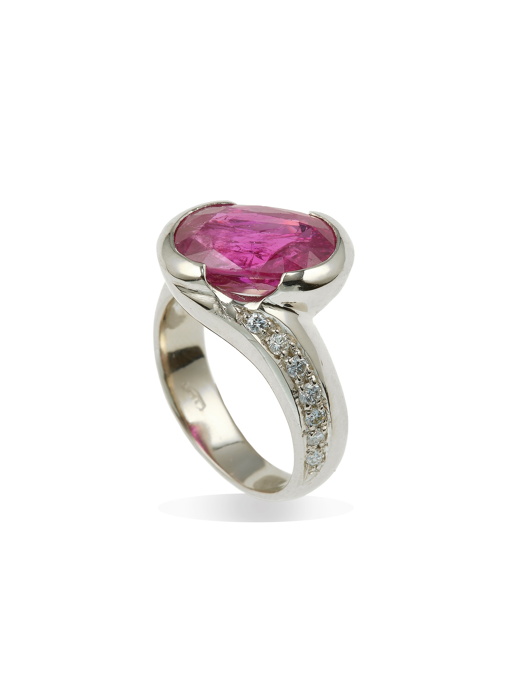 Anello in oro bianco 750, Rubino di origine metamorfica (ct 7,01) e diamanti (ct 0,27)