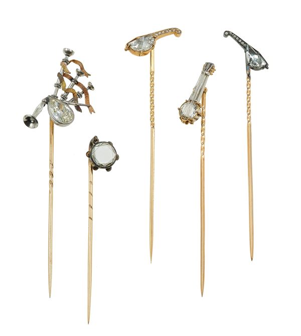 Lotto composto da 5 spilloni in oro, argento, diamanti, flat-cut diamond e cristallo di rocca