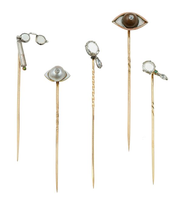 Lotto composto da 5 spilloni in oro, argento, diamanti, flat-cut diamond, cristallo di rocca, perle e smalti