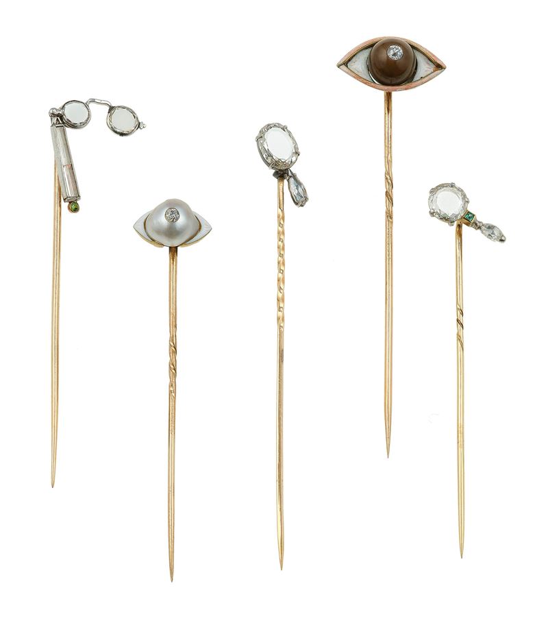 Lotto composto da 5 spilloni in oro, argento, diamanti, flat-cut diamond, cristallo di rocca, perle e smalti  - Asta Fine Jewels - Cambi Casa d'Aste