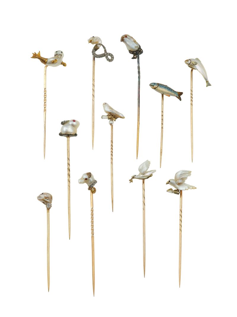 Lotto composto da 11 spilloni in oro, argento, perle, smalti e diamanti  - Asta Fine Jewels - Cambi Casa d'Aste
