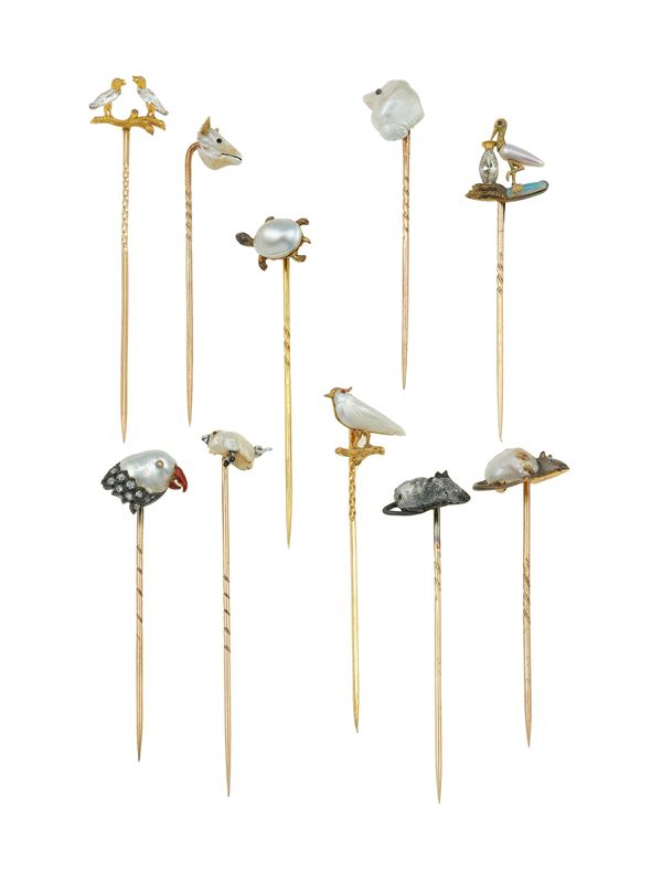 Lotto composto da 10 spilloni in oro, argento, perle, smalti, diamanti e cristallo di rocca