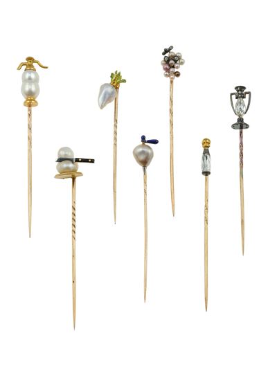 Composizione di 7 spilloni, oro e argento, con perle, smalti e diamanti